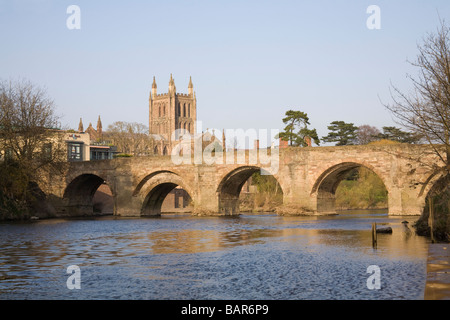 Hereford England UK März Blick über den Fluss Wye in Richtung der beeindruckenden Kathedrale Stockfoto