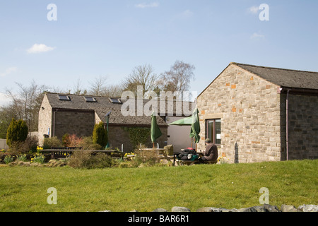 Northumberland England UK März A Walker unter Ausnutzung der Einrichtungen von einst gebraut National Park Visitor Centre angeboten Stockfoto