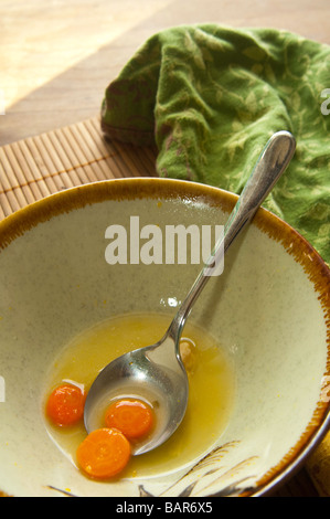 Suppenschüssel geleert, sondern für gefressenes Karotten Stockfoto