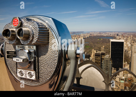 Ariel Blick auf den Central Park vom Balkon des Rockefeller building New York mit Fernglas, Amerika Stockfoto