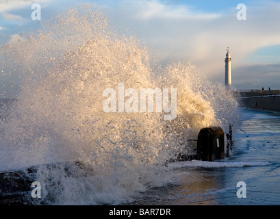 Wellen brechen über Ufermauer am Seaburn in Sunderland Stockfoto