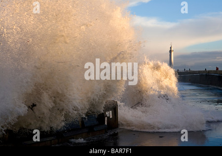 Wellen brechen über Ufermauer am Seaburn in Sunderland Stockfoto