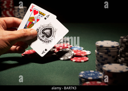 Blackjack-Hand von Karten und Casino-chips Stockfoto