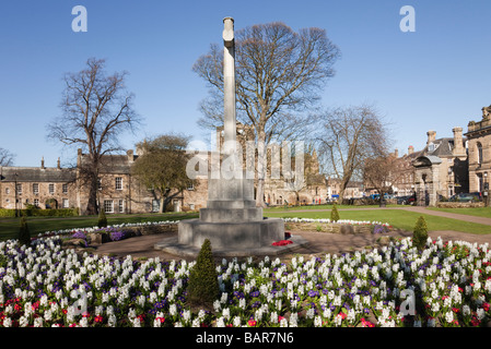 Hexham Northumberland England UK April Steinkreuz Kriegerdenkmal in Abtei Gelände Volkspark Gärten im Frühjahr Stockfoto