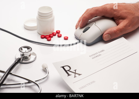 Verschreibungspflichtige Arzneimittel und Apotheker hand auf Computer-Maus Stockfoto