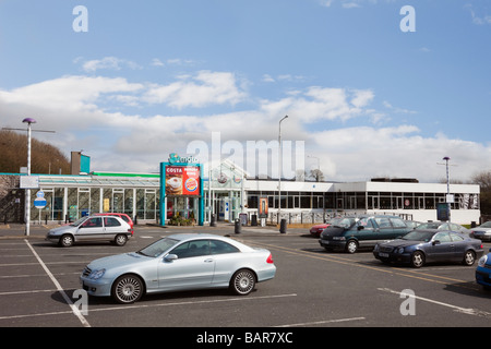 Autos in der Servicestation, Parkplatz auf der Autobahn M6 geparkt. Burton-in-Kendal Cumbria England Großbritannien Großbritannien Stockfoto