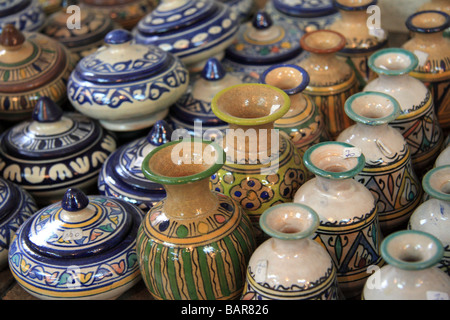 Töpfe für den Verkauf in einem Geschäft an einer Keramikfabrik in der Medina/Altstadt, Fes el-Bali, Fes, Marokko Stockfoto