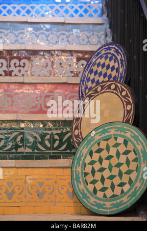 Dekofliesen & Platten für den Verkauf auf einem gefliesten Treppe am "Art Naji" Keramik-Fabrik in der Medina, Fes el-Bali, Fes, Marokko Stockfoto