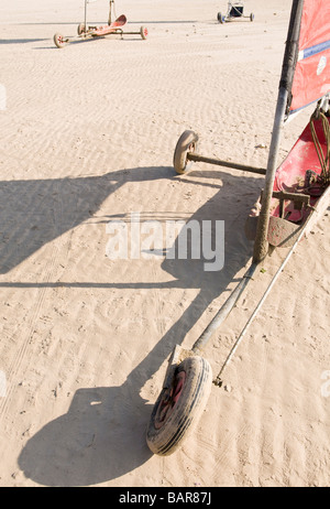 Eine Kirrawee Land Yacht sitzt auf Greatstone Strand, Kent am Ende von einem Sommertag Stockfoto