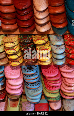 Marokkanische Leder Hausschuhe Sandalen/Hausschuhe im Chouwara Gerberei Shop in die Medina Fès el-Bali, Fes, Marokko Stockfoto
