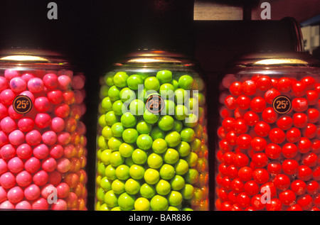 Bunte Kaugummi Kugel Maschine 25c rot rosa grün, im Einkaufszentrum Stockfoto