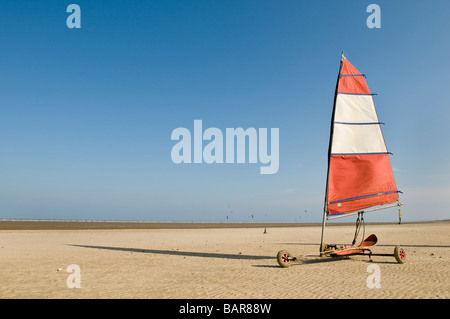 Eine Kirrawee Land Yacht sitzt auf Greatstone Strand, Kent am Ende von einem Sommertag Stockfoto