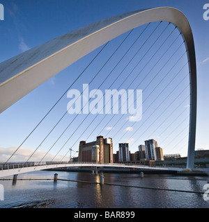 Blick auf die historische baltischen Blume-Mühle durch die Gateshead Millennium Bridge, Tyneside Stockfoto