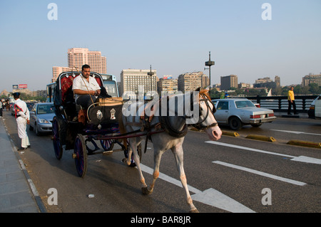 Caleche Pferdekutsche überqueren die Brücke über den Nil in Kairo, Ägypten Stockfoto