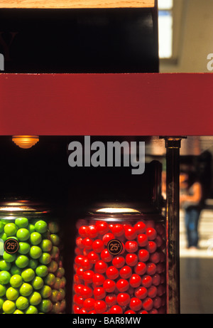 Bunte Kaugummi Ballmaschine Stockfoto