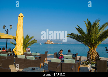 Café-Terrassen am Plateia Filellinon Square in Nafplio Peloponnes Griechenland Europa Stockfoto