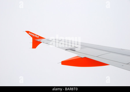 Flügelspitze ein Easyjet-Flugzeugs vor einem weißen Himmel Stockfoto