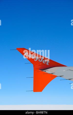 Flügelspitze ein Easyjet-Flugzeugs vor blauem Himmel Stockfoto