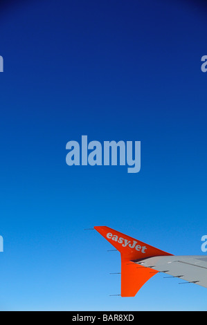 Flügelspitze ein Easyjet-Flugzeugs vor blauem Himmel Stockfoto