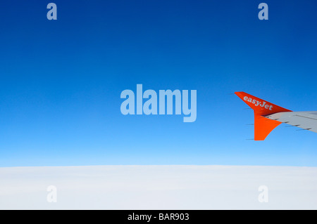 Flügelspitze ein Easyjet-Flugzeugs vor blauem Himmel Stockfoto