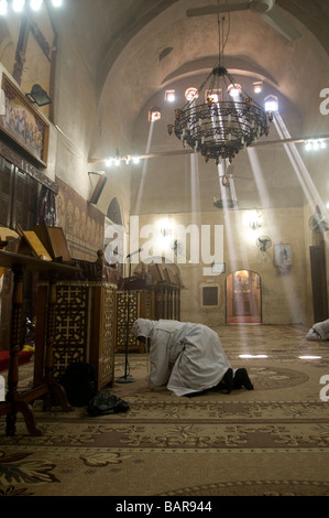 Koptische Priester ritual Prozess innerhalb der Roten Kloster Deir al Anba Bishoy oder Bishai, Pshoi, Bishoi im Wadi el-Natrun in der Nitrian Wüste Ägypten Stockfoto