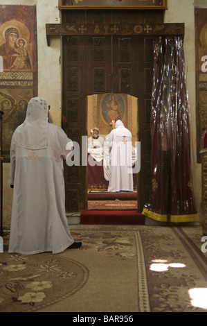 Koptische Priester ritual Prozess innerhalb der Roten Kloster Deir al Anba Bishoy oder Bishai, Pshoi, Bishoi in Wadi Natrun in der Nitrian Wüste Ägypten entfernt Stockfoto