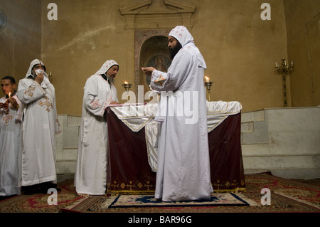 Koptische Priester ritual Prozess innerhalb der Roten Kloster Deir al Anba Bishoy oder Bishai, Pshoi, Bishoi in Wadi Natrun in der Nitrian Wüste Ägypten entfernt Stockfoto