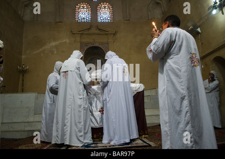 Koptische Priester ritual Prozess innerhalb der Roten Kloster Deir al Anba Bishoy oder Bishai, Pshoi, Bishoi in Wadi Natrun in der Nitrian Wüste Ägypten entfernt Stockfoto