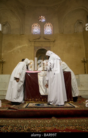 Koptische Priester ritual Prozess innerhalb der Roten Kloster Deir al Anba Bishoy oder Bishai, Pshoi, Bishoi im Wadi el-Natrun in der Nitrian Wüste Ägypten Stockfoto