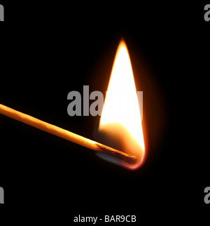 brennende zusammenpassen nah auf schwarzem Hintergrund Stockfoto