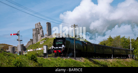 London nach Swanage Dampf Zug Tangmere 34067 Schlacht von Großbritannien Klasse auf 2 5 2009 mit Signalen, Corfe Castle Ruine im Hintergrund Stockfoto