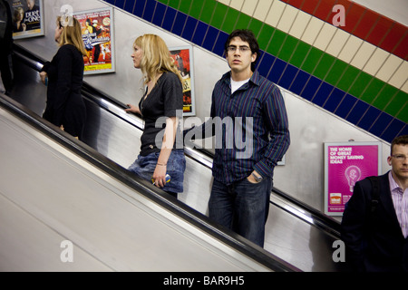 Pendler auf Rolltreppen, London Underground, London, England, UK Stockfoto