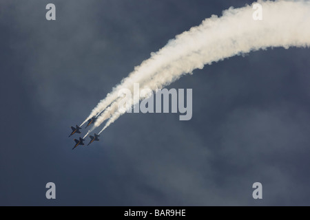 Die Blue Angels Navy Flight Demonstration Squadron in ihrer Signatur Diamant Bildung, erklingt in Seattle Seafair. Stockfoto