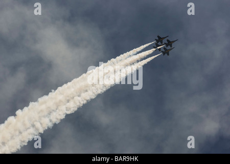 Die Blue Angels Navy Flight Demonstration Squadron in ihrer Signatur Diamant Bildung, erklingt in Seattle Seafair. Stockfoto