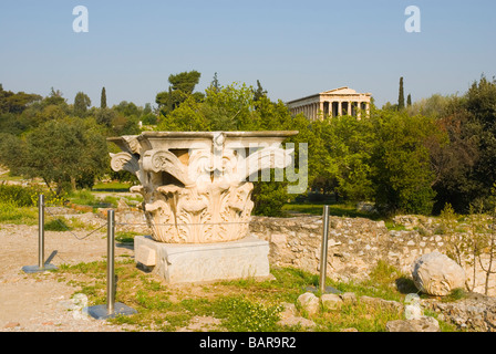 Antike Agora Wih Tempel des Hephaistos im Hintergrund im Plaka Viertel von Athen Griechenland Europa Stockfoto