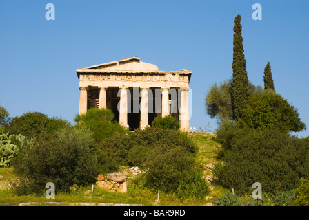 Tempel des Hephaistos in Ancient Agora Wih Tempel des Hephaistos im Hintergrund im Plaka Viertel von Athen Griechenland Europa Stockfoto