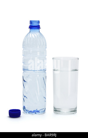 Mineral Wasser in ein Glas und eine offene Plastikflasche auf weißem Hintergrund Stockfoto