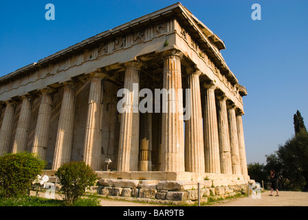 Tempel des Hephaistos in Ancient Agora Wih Tempel des Hephaistos im Hintergrund im Plaka Viertel von Athen Griechenland Europa Stockfoto