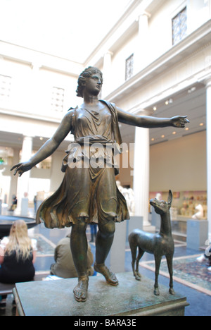 Bronze-Statue der Artemis (Diana) und ein Reh auf der New York Metropolitan Museum of Art Stockfoto