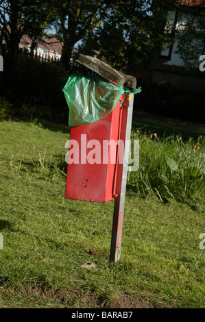 Ein Abfallbehälter in Montrose Pk, Burnt Oak, Barnett, London, England Stockfoto