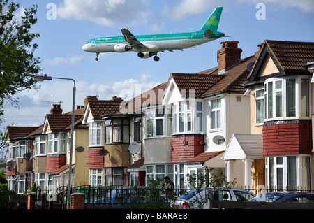 Aer Lingus Airbus 321 Landung über Häuser, Myrtle Avenue, Hounslow, Borough of Hounslow, Greater London, England, Vereinigtes Königreich Stockfoto