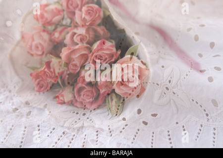 Bouquet von rosa Minirosen in ein Leinentuch mit einem weißen Öse-overlay Stockfoto