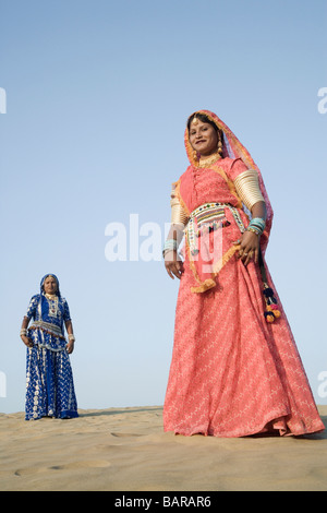 Zwei Frauen stehen in der Wüste Thar-Wüste, Jaisalmer, Rajasthan, Indien Stockfoto