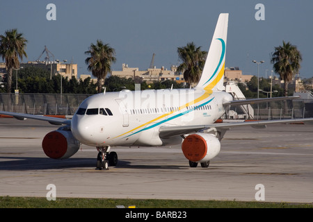 Comlux Aviation Airbus A319CJ Corporate Jet auf dem Boden am Malta International Airport Stockfoto