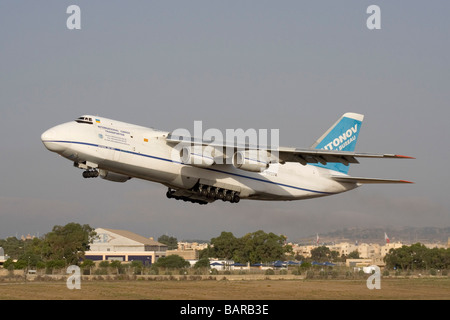Luftverkehr. Antonov Design Bureau an-124 Frachtflugzeug, das von Malta abfliegt Stockfoto