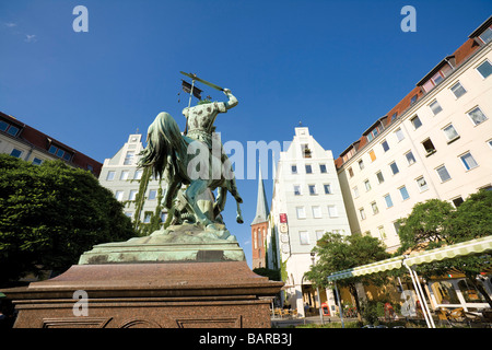 Deutschland, Berlin, Nicolaiviertel, Nicolai Church, Souvenir Straße Verkauf, niedrigen Winkel Ansicht Stockfoto