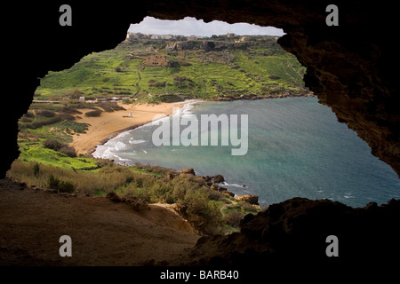 Ramla Bay, Gozo, wie aus einer Höhle mit Blick auf den Strand Stockfoto