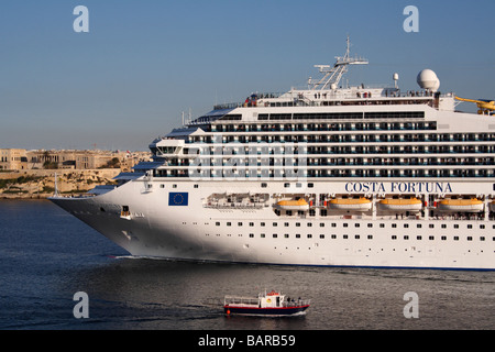 Das Kreuzfahrtschiff Costa Fortuna von Malta Abflug Stockfoto
