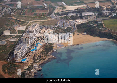 Luftaufnahme von Golden Bay, Ghajn Tuffieha, Malta, mit dem Radisson Blu Golden Sands Hotel auf der linken Seite. Reisen und Tourismus in Malta. Stockfoto