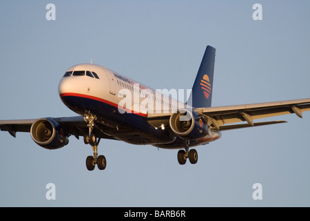 Hamburg International Airbus A319 Twin Motor PKW Flugzeug bei der Ankunft bei Sonnenuntergang. Nahaufnahme, Ansicht von vorne. Stockfoto